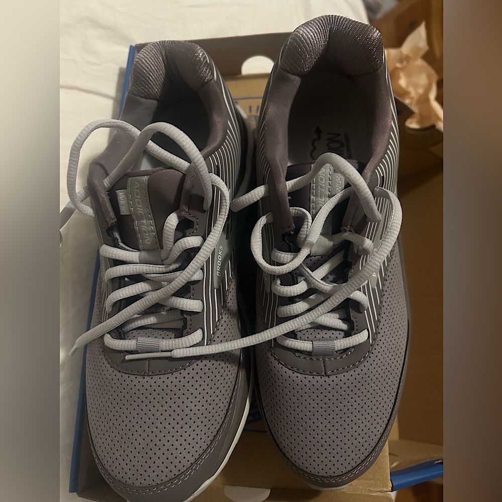 Brooks “Addiction Walker Suede” sneakers 9.5 W